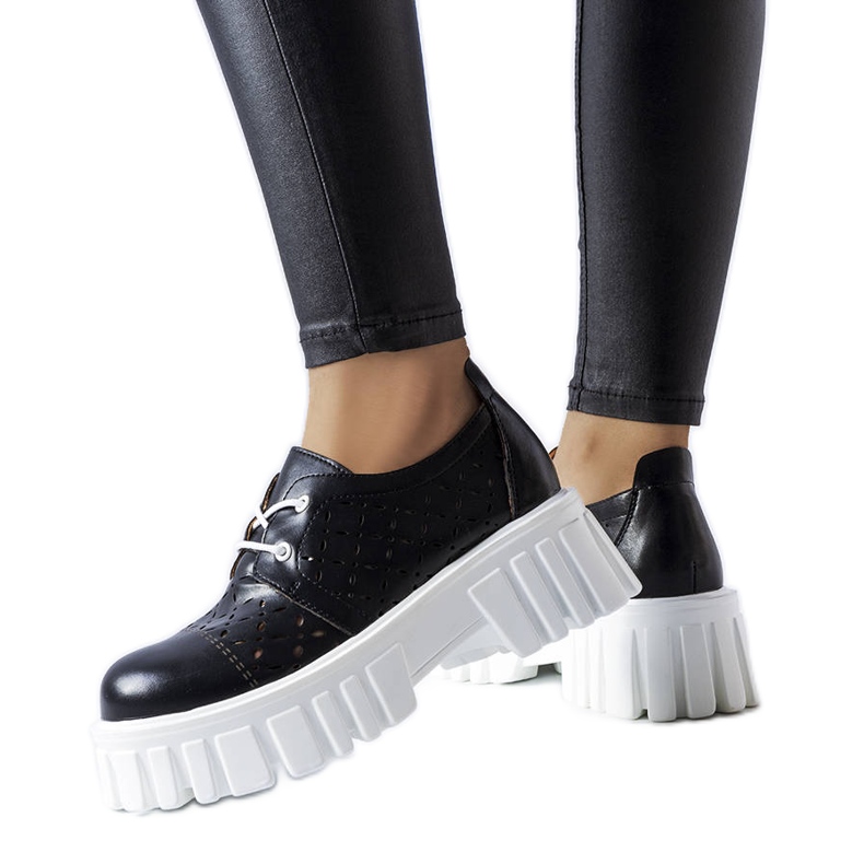Zapatos masivos calados negros de Camus