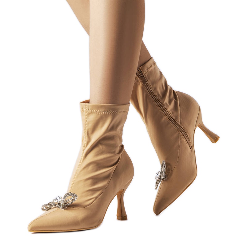 Botas beige decoradas con un lazo Marte de circonitas