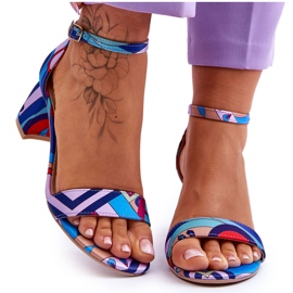 FB1 Sandalias de satén de tacón bajo con diseño en morado y azul de Quincy violeta