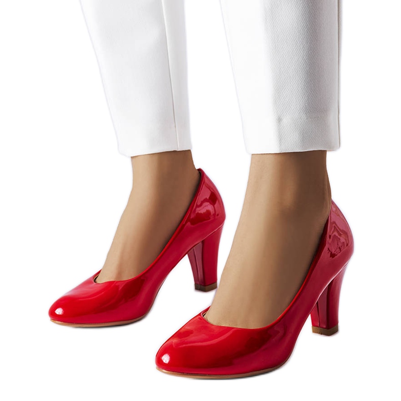 Zapatos de salón de charol rojo de Burkett