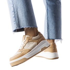 Deportivas beige decoradas con grabado Paré
