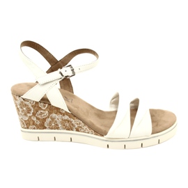 Sandalias de piel con cuña Caprice 9-28710-20 160 White Softnap blanco