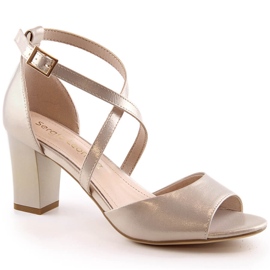 Sandalias de mujer elegantes en dorado satinado en el puesto Sergio Leone SK862