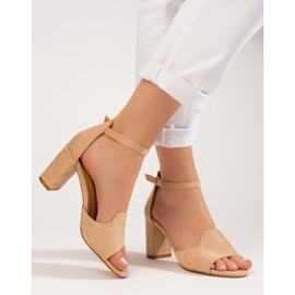 Sandalias beige de mujer en el poste de W. Potocki