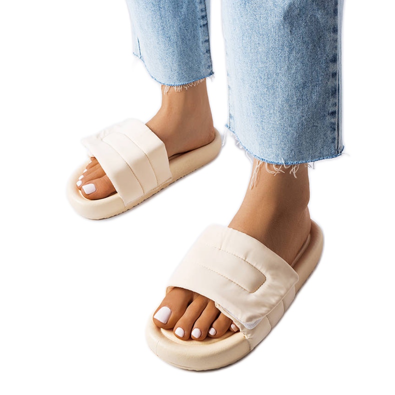 BM Babuchas beige con velcro de Aleron