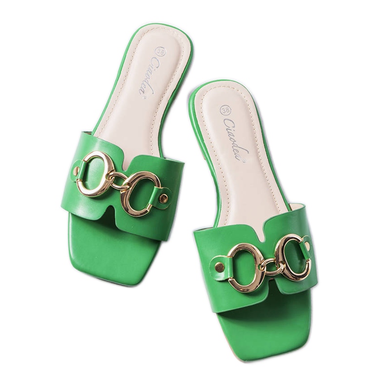 Chanclas verdes elegantes con cadena de Corbin