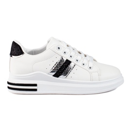 Zapatillas de deporte de mujer Shelovet en una plataforma alta blanca. blanco
