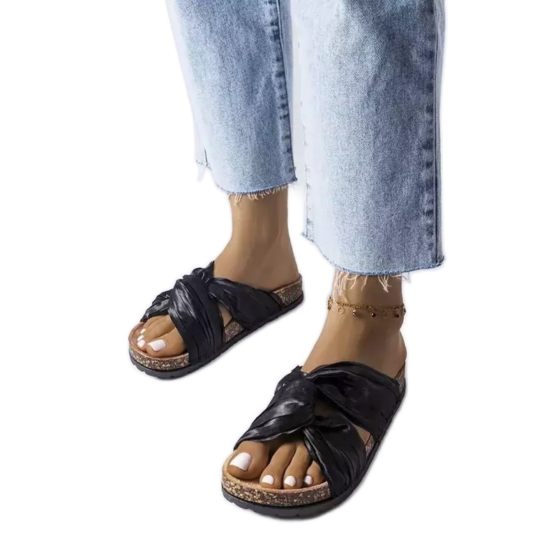 BM Chanclas negras decoradas con material Fresne negro