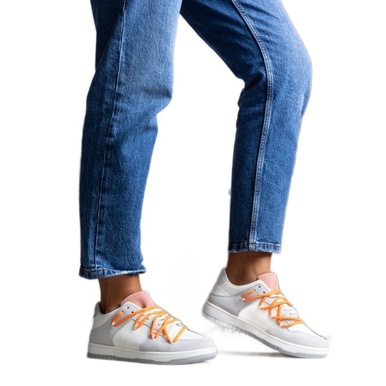 Deportivas Aucoin grises con cordones naranjas blanco