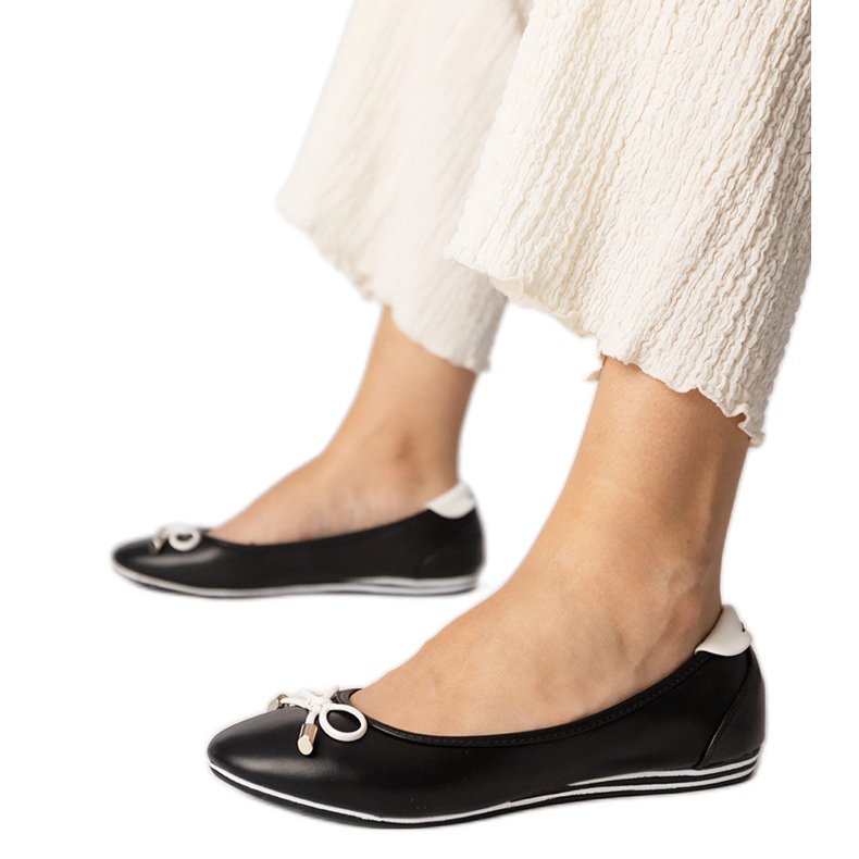 Bailarinas negras decoradas con un lazo de Maddalena negro Bailarinas negras decoradas con un lazo de Maddalena negro