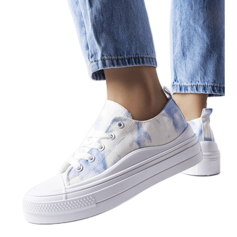 Zapatillas blancas y azules de Rocheleau.