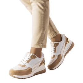 Zapatillas beige y blancas de Mireault. Zapatillas beige y blancas de Mireault.