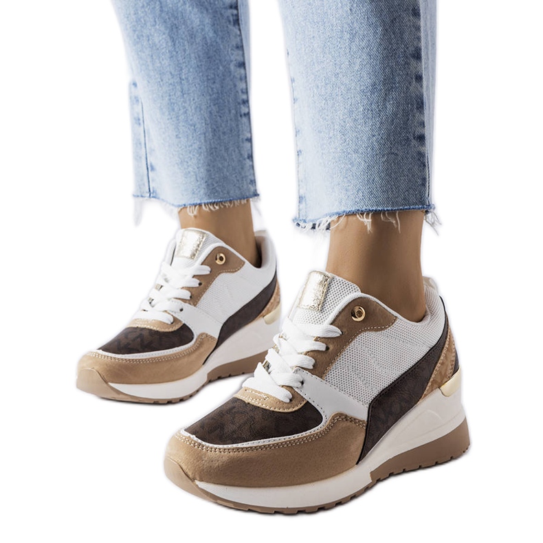 Zapatillas con cuña blancas y marrones de Fongemie blanco