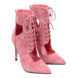 Botas recortadas en un pin de Demi Rosa