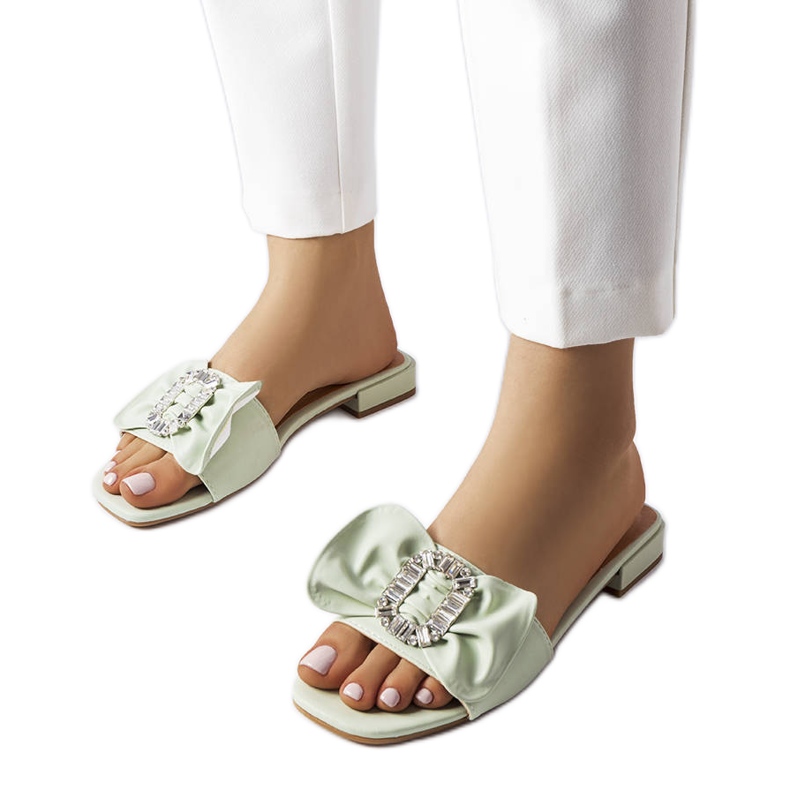 Babuchas elegantes verdes con pedrería de Fifi
