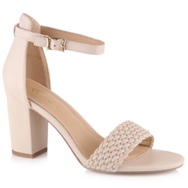 Sandalias beige de mujer en el puesto eVento 5945