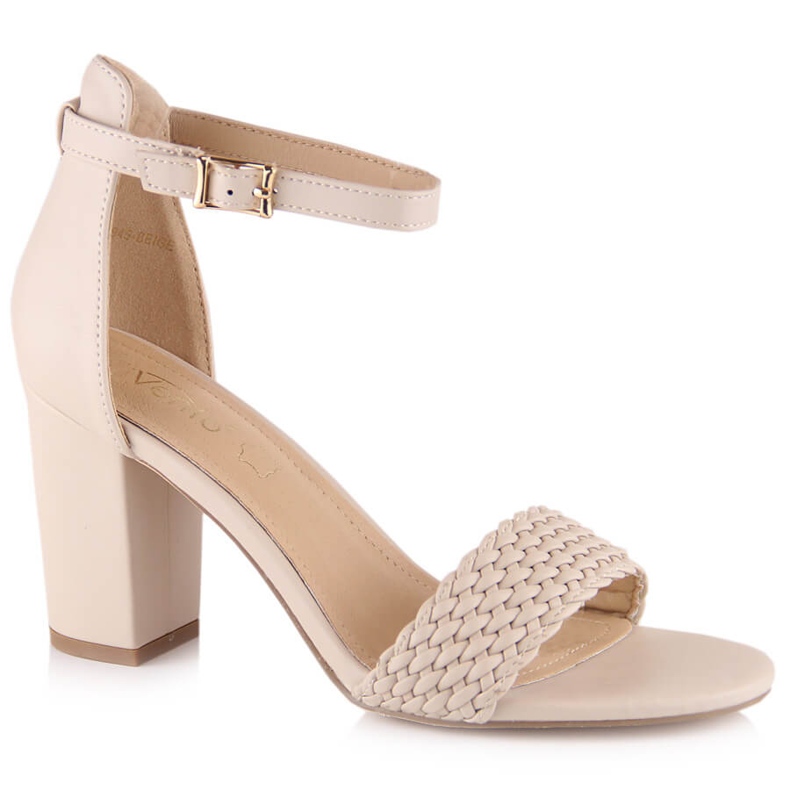 Sandalias beige de mujer en el puesto eVento 5945