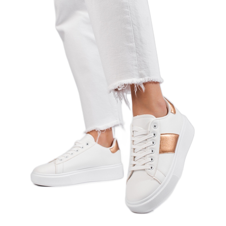 Zapatillas blancas de mujer en la plataforma Shelovet. blanco