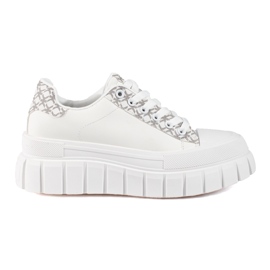 Zapatillas blancas de mujer en una gruesa plataforma Shelovet. blanco