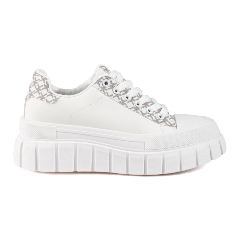 Zapatillas blancas de mujer en una gruesa plataforma Shelovet. blanco