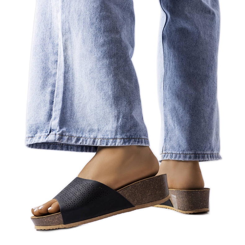 Chanclas con cuña caladas negras de Bourque negro Chanclas con cuña caladas negras de Bourque negro