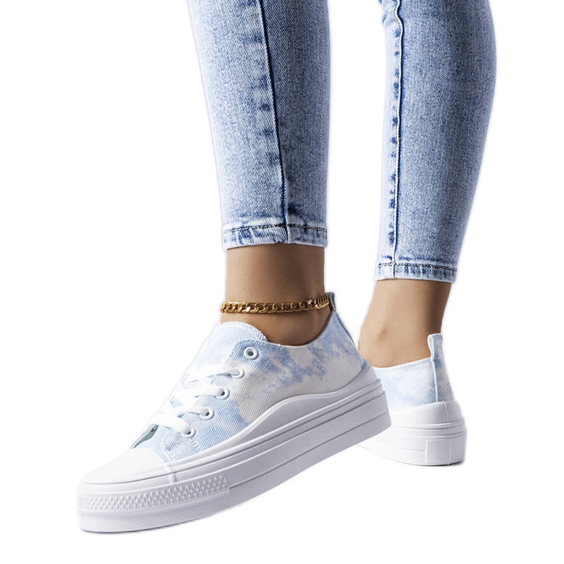 Zapatillas blancas y azules de Blais.