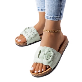 Sandalias verdes decoradas con una flor de Desaulniers