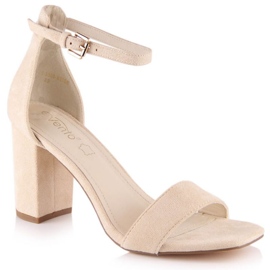 Sandalias de ante en el puesto eVento W 5560 beige