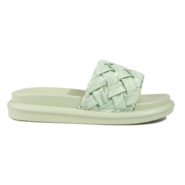 Zapatillas de color verde claro en una gruesa plataforma Shelovet