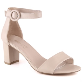 Sandalias beige de mujer en el puesto eVento 1617