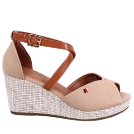 Sandalias de cuña con puntera abierta en caqui Berna beige