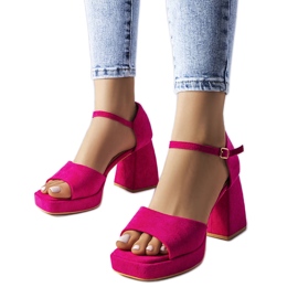 Sandalias rosas con un tacón de moda de Vinceza. rosado