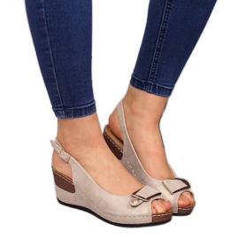 Cómodas sandalias de mujer con cuña beige con brillo eVento 6230