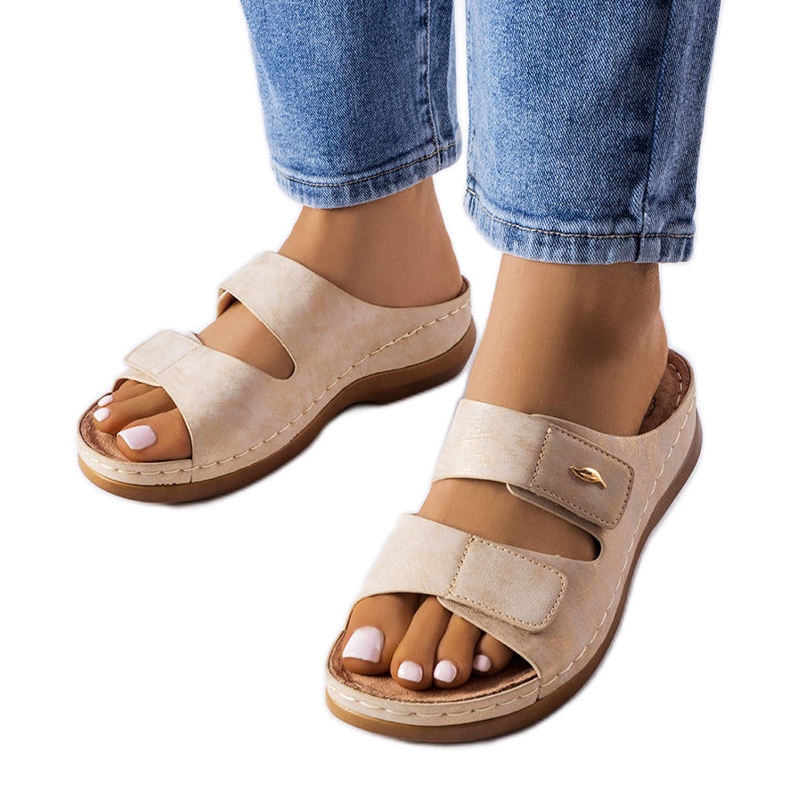 Sandalias de cuña baja en beige