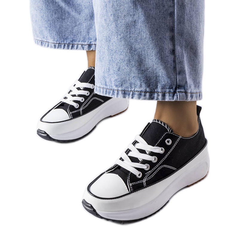 Zapatillas deportivas negras en la plataforma McKeylor negro
