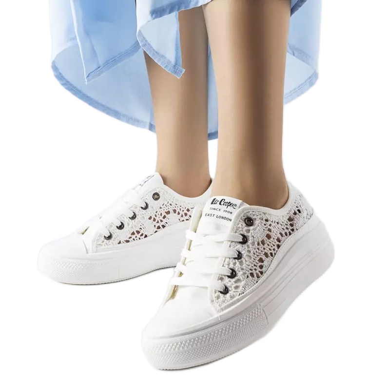 Zapatillas caladas blancas de Lee Cooper LCW-23-44-1617 blanco