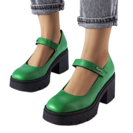 BM Zapatos de salón en piel verde de Karino. BM Zapatos de salón en piel verde de Karino.