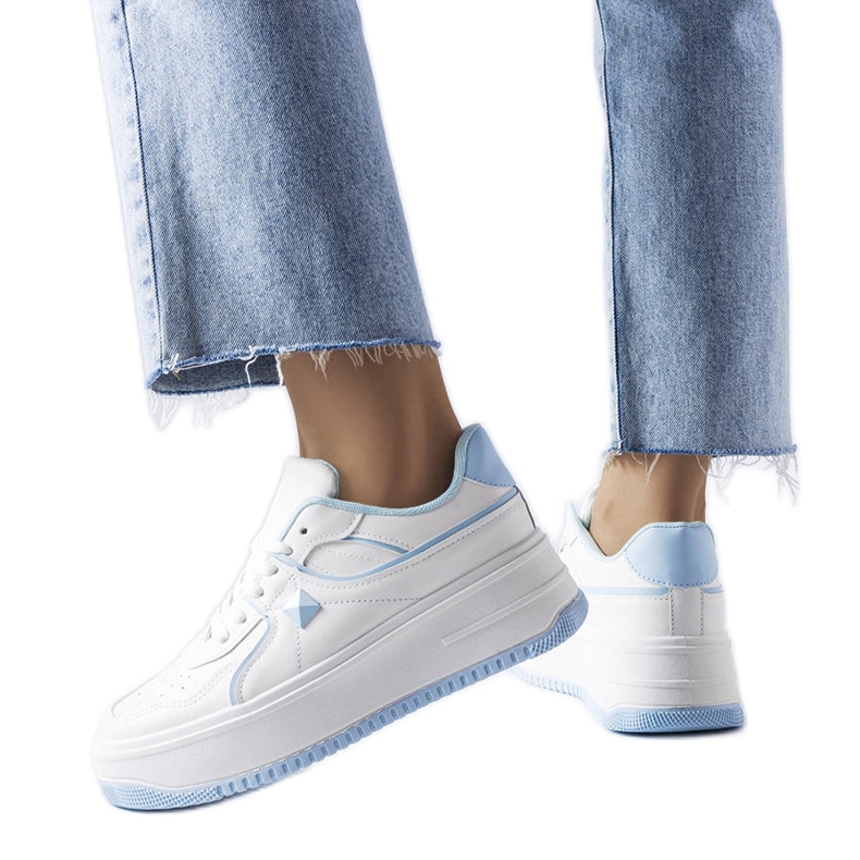 Zapatillas blancas y azules en la plataforma Lepage blanco
