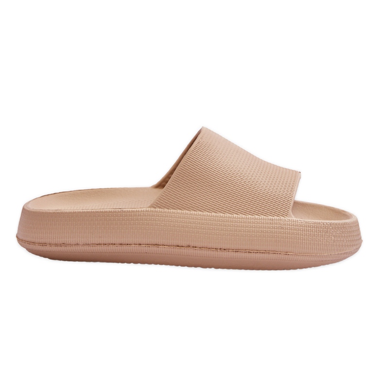 Sandalias ligeras de moda en una suela masiva rebelde beige