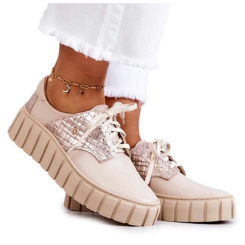 Lemar Zapatos de cuero beige y dorado sobre plataforma.