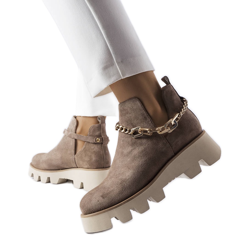 Botas de piel beige decoradas con cadena Karino