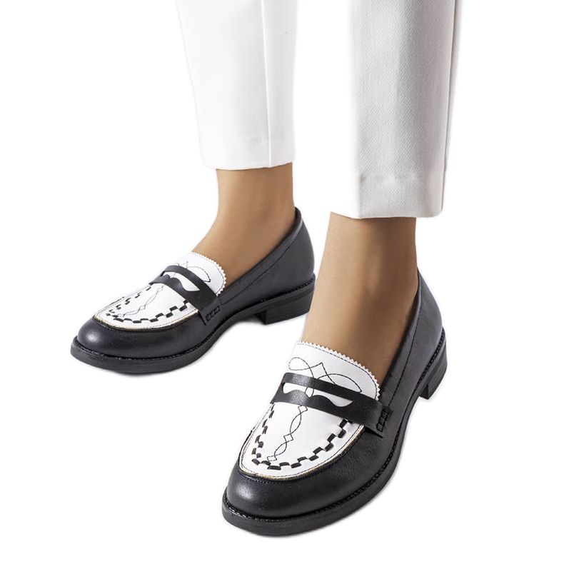 Mocasines negros con aplicación blanca de Galboun