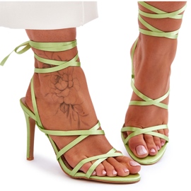 Sandalias Atadas De Mujer En Un Tacón Verde Meya