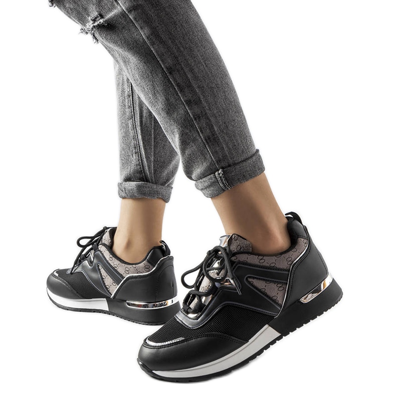 Zapatillas negras con elementos dorados de Bedord negro Zapatillas negras con elementos dorados de Bedord negro