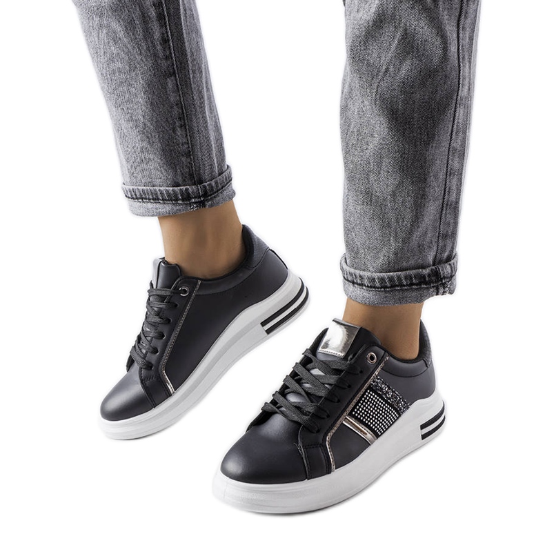 Deportivas negras decoradas con pedrería Xarles negro