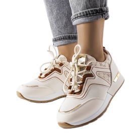 Deportivas beige con detalles dorados de Bedord Deportivas beige con detalles dorados de Bedord