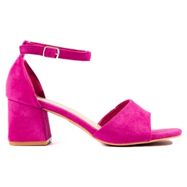 W. Potocki Sandalias mujer ante poste rosa