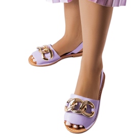 Sandalias moradas decoradas con una cadena de Germaine púrpura