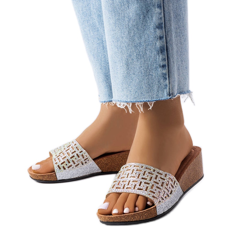 Sandalias plateadas con cuña de Elitha. plata
