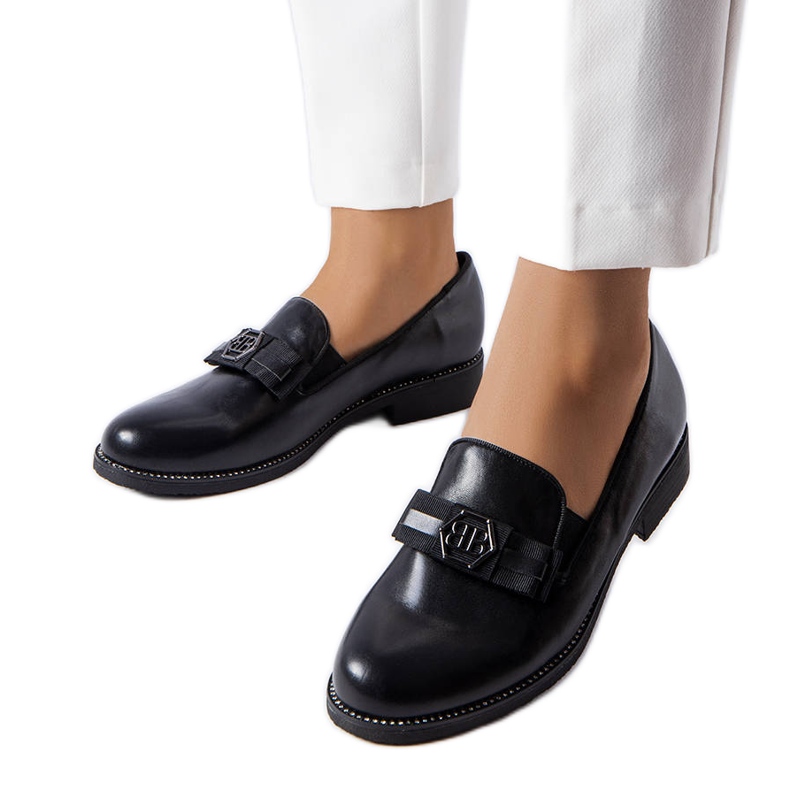 Mocasines negros decorados con arco y diamantes de imitación